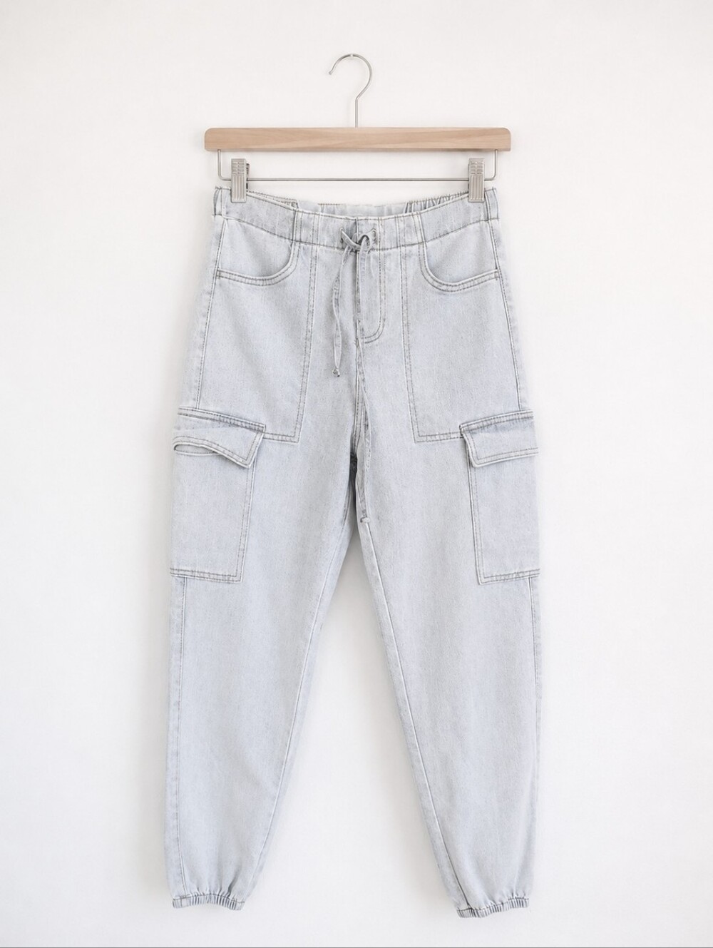✨️𝑴𝒂𝒌𝒆 𝒂𝒏 𝑶𝒇𝒇𝒆𝒓✨️•No Boundaries Light Wash Cargo Jogger Jeans